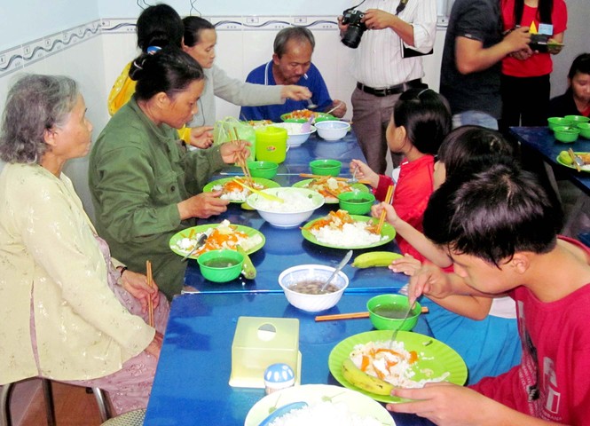 200 suất cơm siêu rẻ mỗi ngày cho người nghèo - ảnh 6